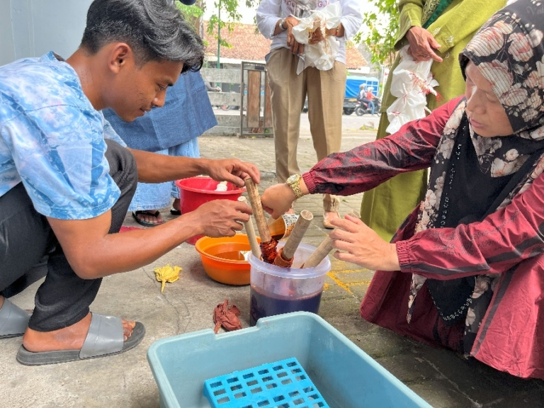 Sekaron Ecoprint Belajar Shibori: Menyambung Budaya Jepang dan Kreativitas Lokal