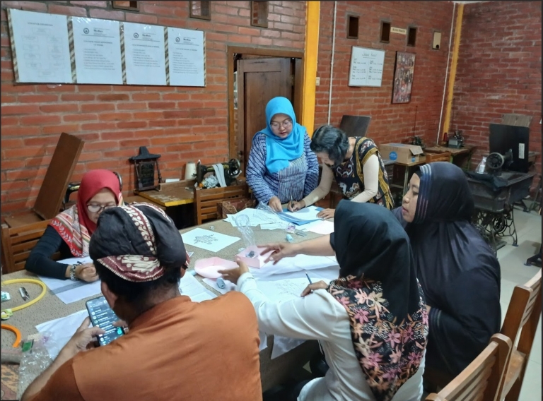 Tingkatkan Produktivitas dan Nilai Jual, Penjahit Difabel Ikuti Pelatihan Payet dari UNISA Yogyakarta