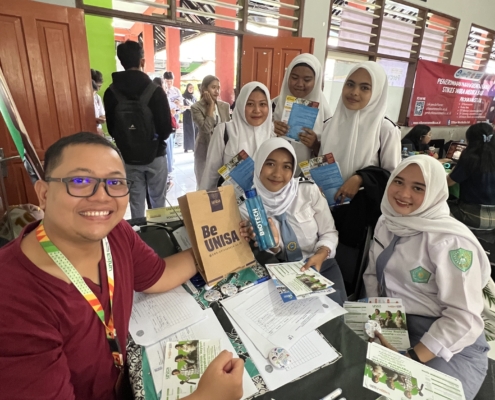 Tawarkan Beasiswa