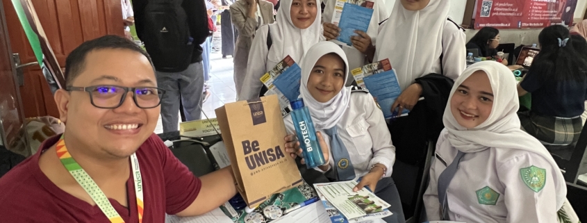 Tawarkan Beasiswa