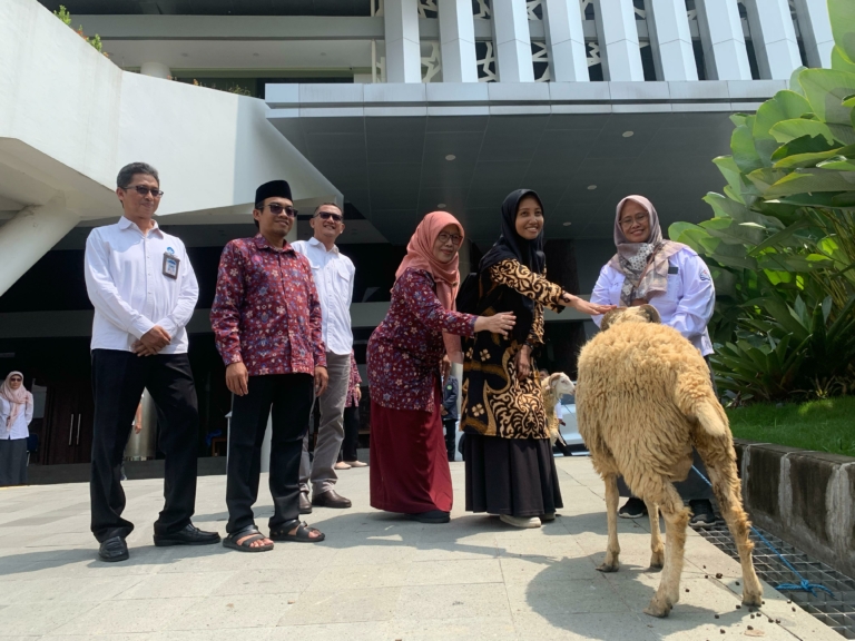 UNISA Yogyakarta Salurkan 4 Kambing dari Kemendikdasmen