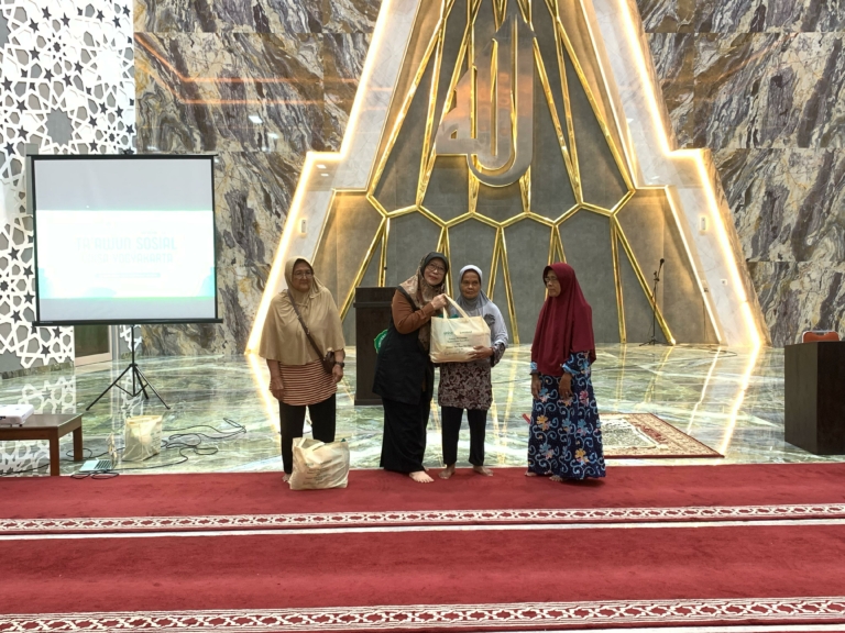UNISA Yogyakarta Tebar Berkah Ramadhan, Bagikan Ratusan Paket Sembako untuk Warga Sekitar