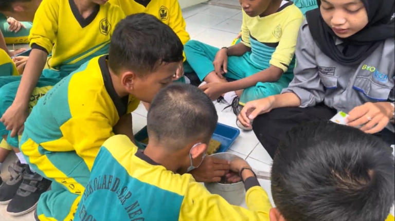 Pemanfaatan Smart Eco Farming untuk Pembelajaran Outdoor di SDN Ledoknongko