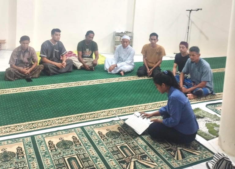Mahasiswa Non Muslim Profesi Fisioterapis UNISA Yogyakarta Lakukan Project Al-Ma’un Masjid Jami Muhammadiyah Sumba Barat