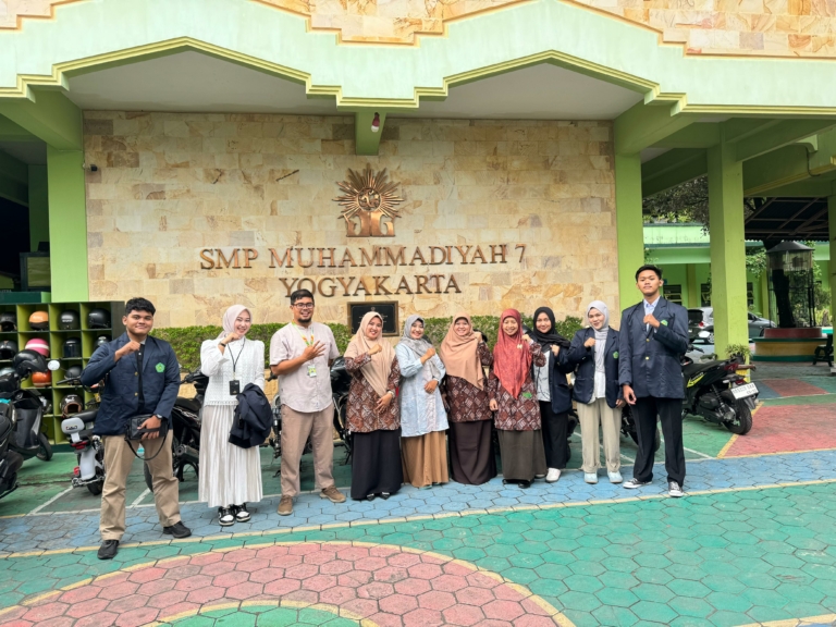Edukasi Kesehatan Reproduksi Remaja: UNISA Yogyakarta Laksanakan Pengabdian Masyarakat di SMP Muhammadiyah 7 Yogyakarta