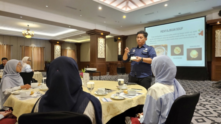 Prodi Gizi UNISA Yogya Ajak 102 Mahasiswa Table Manner