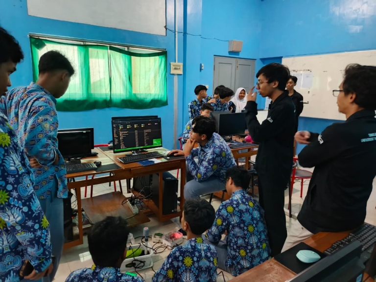 Prodi TI Beri Edukasi IoT Smart Garden di SMK Muhammadiyah 2 Yogyakarta