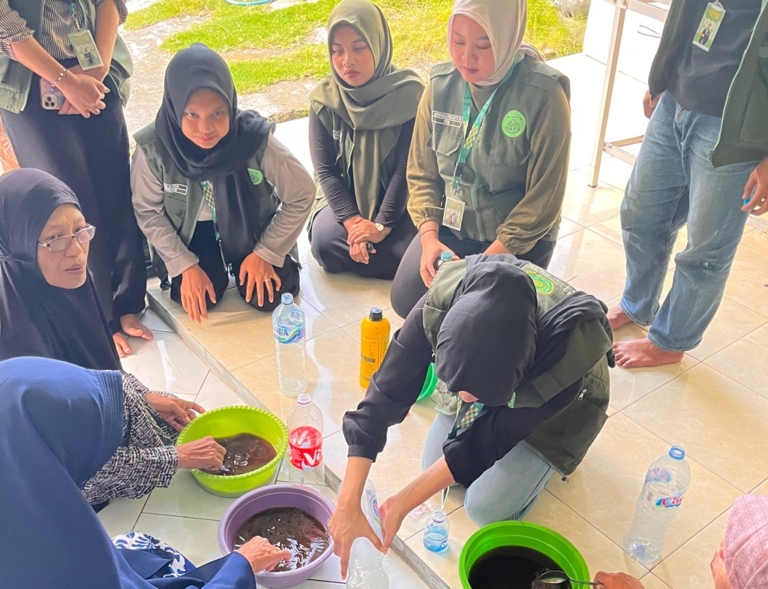 Kembali Berinovasi : Mahasiswa UNISA Yogyakarta Ubah Air Cucian Beras Jadi POC