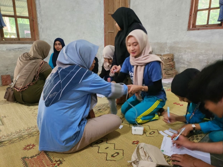 Tingkatkan Kesadaran dan Kepedulian Warga, KKN UNISA Gelar Cek Kesehatan