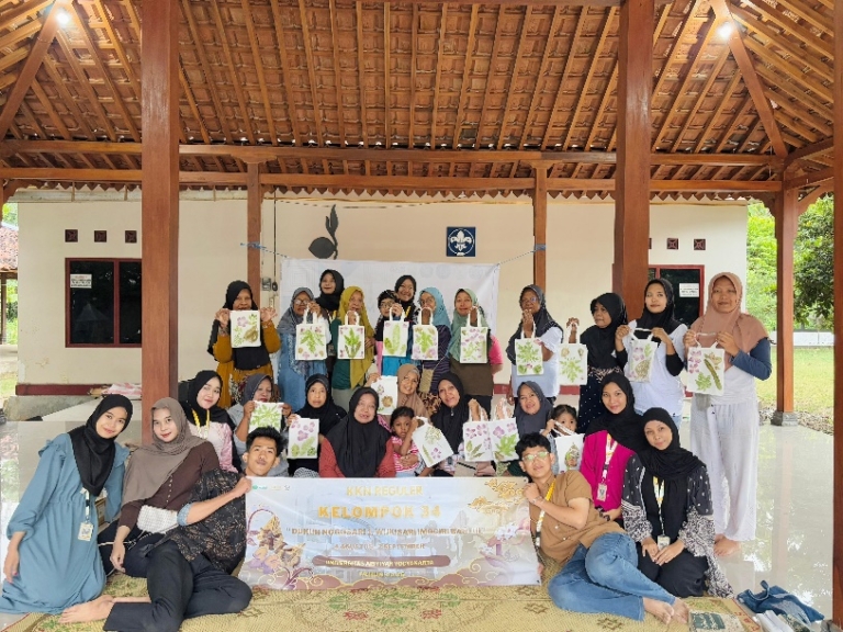 Ubah Daun Jadi Cuan, Mahasiswa KKN UNISA Yogya Latih Warga Sleman Bikin Ecoprint
