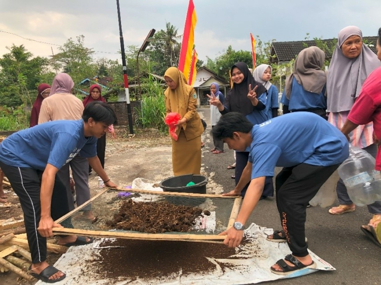 Membangun Pertanian Berkelanjutan: Mahasiswa UNISA Yogyakarta Kembangkan Pupuk Organik di Gunungkidul
