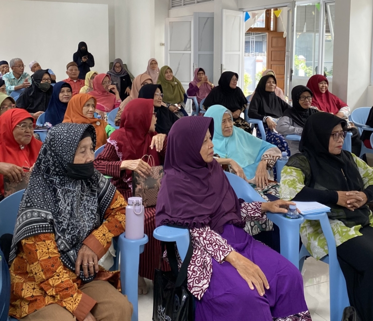 Mahasiswa UNISA Yogyakarta Ajari Lansia Minomartani Trik P3K
