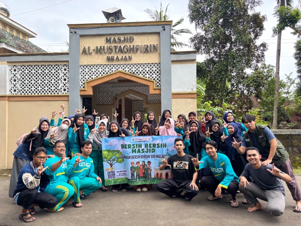 Bersih bersih masjid