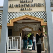 Bersih bersih masjid