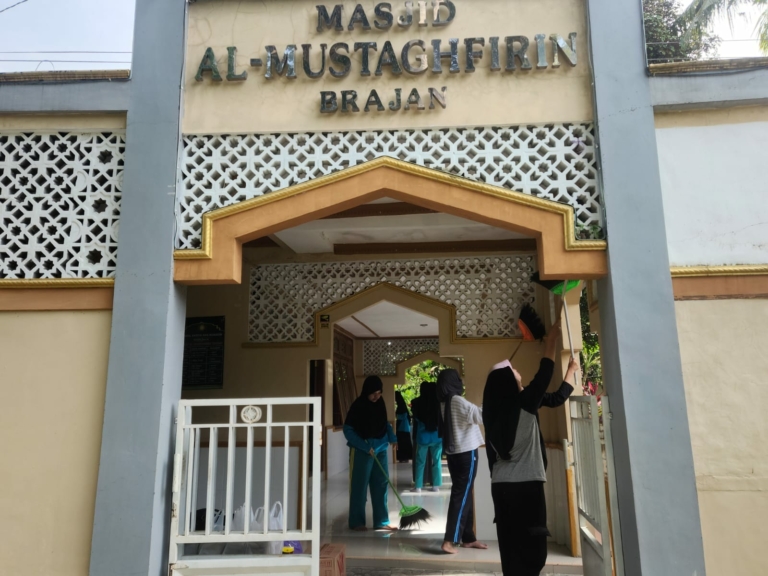Relawan Madaris Unisa Yogyakarta Gelar Aksi Bersih-Bersih Masjid di Minggir Sleman
