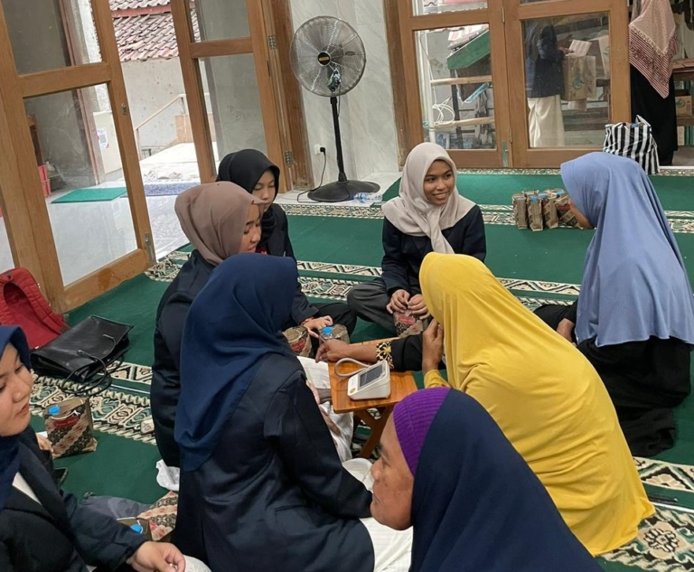 Bukan Sekadar Momong Cucu! Lansia Sidokarto Diajak Persiapkan Generasi Emas