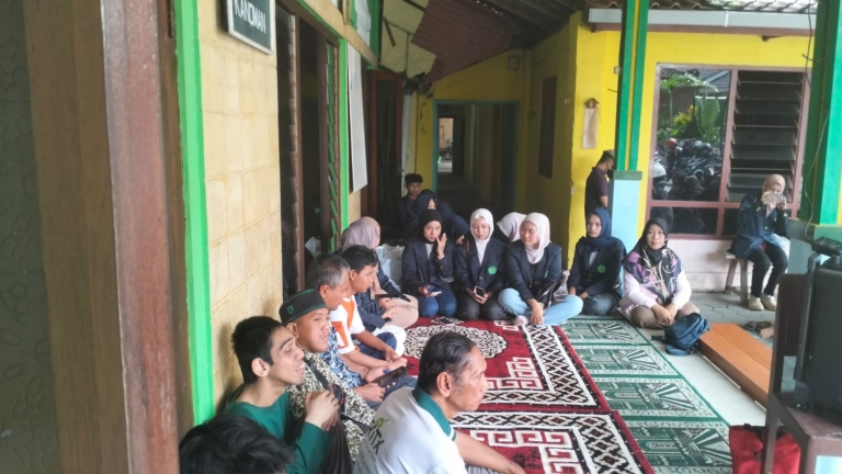 Sehat Gak Harus Mahal! Cara Unik Mahasiswa UNISA Yogyakarta Ajak Teman Difabel Sleman Makan Buah