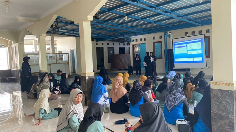 Bukan Sembako, Mahasiswa UNISA Yogyakarta Justru Bagi-Bagi Kangkung Segar ke Lansia Bantul