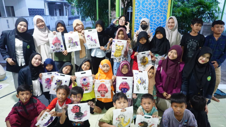 Jadikan Masjid Ramah Anak, Mahasiswa UNISA Ajak Santri TPA Peduli Lingkungan Lewat Melukis