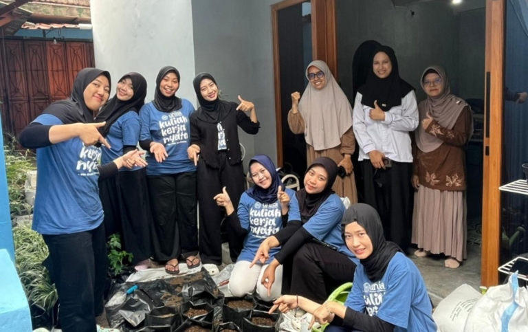 Hijaukan Suronatan, Mahasiswa UNISA Tanam Ratusan Bibit Sayuran